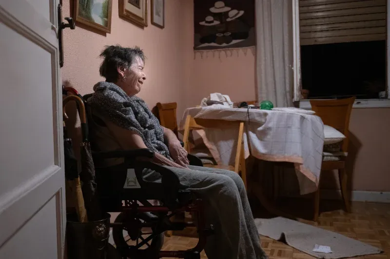 87 yaşındaki Maricarmen, 23 Eylül 2026 Çarşamba günü İspanya'nın Madrid kentinde yaşadığı evden tahliye edilmeden önce, evinde polisin gelmesini bekliyor.