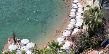 Plajlar var, halk yok: Sahillerde sermayenin rüzgarı esiyor