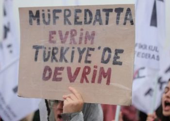 Evrim karşıtlığı, eğitim ve tarikat etkisi