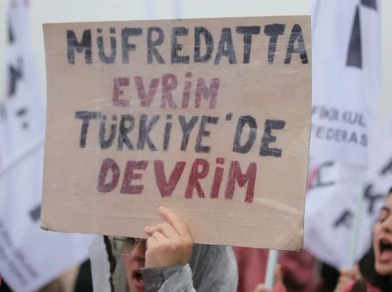 Evrim karşıtlığı, eğitim ve tarikat etkisi
