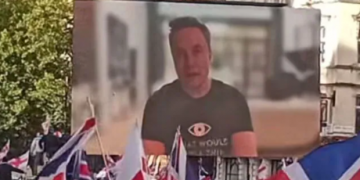 Musk’tan İngiliz aşırı sağcıların eylemine canlı bağlantı: “Hükümetin değişmesi gerekiyor”