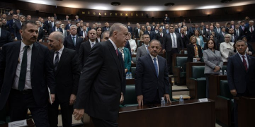 İktidar içi çatlaklar: Halk kime güvenmeli?